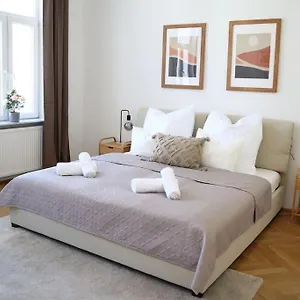  Apartment Bloom - Cozy Apartment, 5 Stops To Center